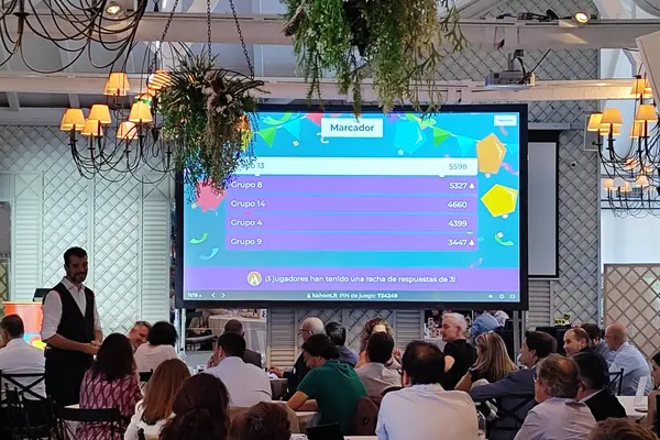 Sala de empresa siguiendo el marcador de un concurso por equipos