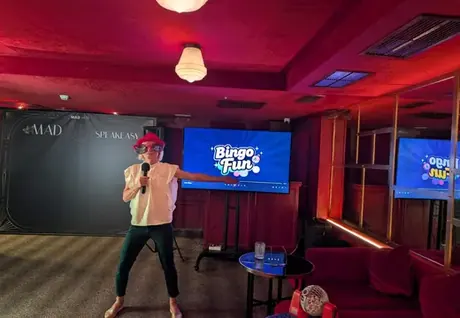 Presentadora animando un bingo musical para empresas
