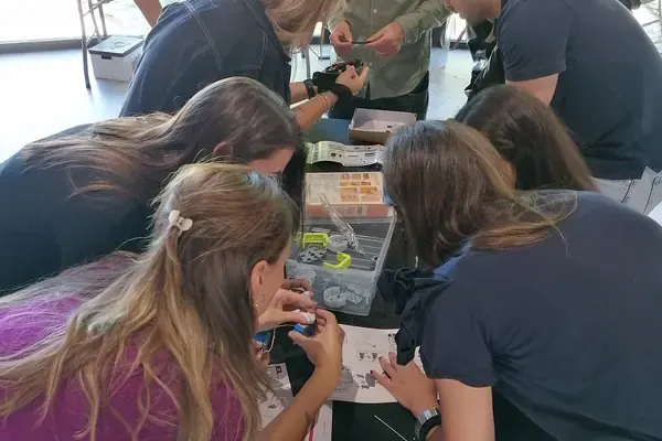 Equipo de empresa montando un robot entre todos