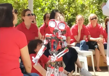 Equipo de empresa junto al robot que ha construido