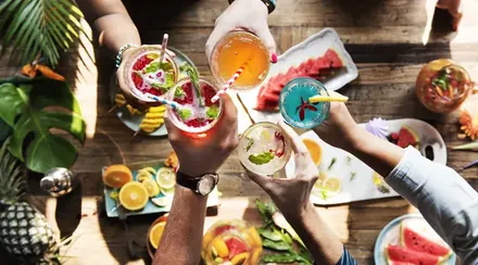 Brindis con los cócteles preparados por el equipo