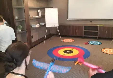 Reto de puntería en un team building en sala