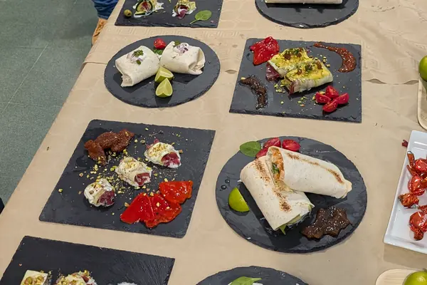 Platos preparados por los equipos en un taller de cocina de Acuilae