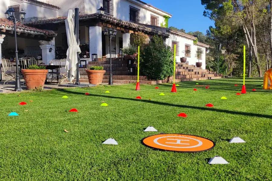 Circuito de pruebas al aire libre en el jardín de una finca para un team building