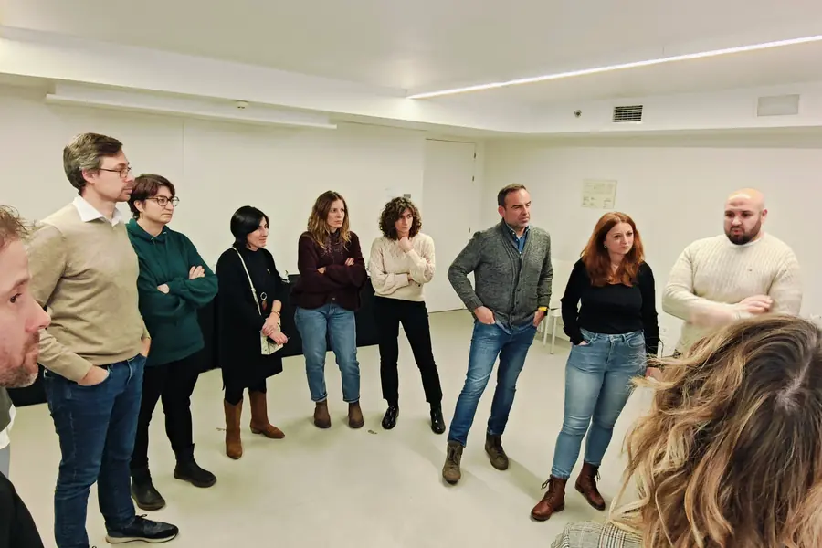 Equipo en círculo escuchando al dinamizador antes de empezar el reto