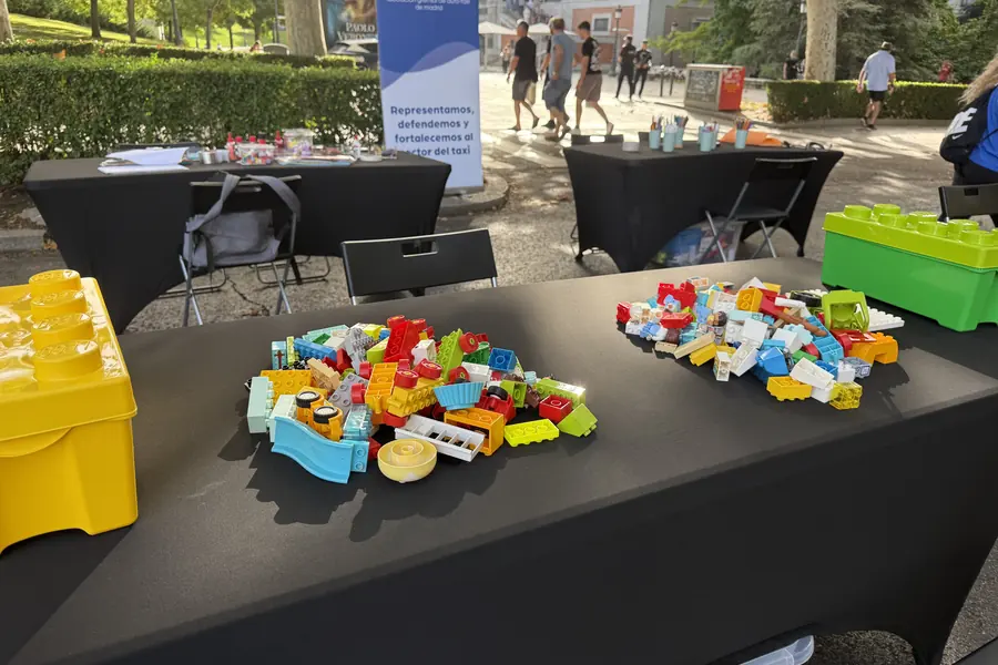 Mesas con las piezas de construcción preparadas para una actividad de team building