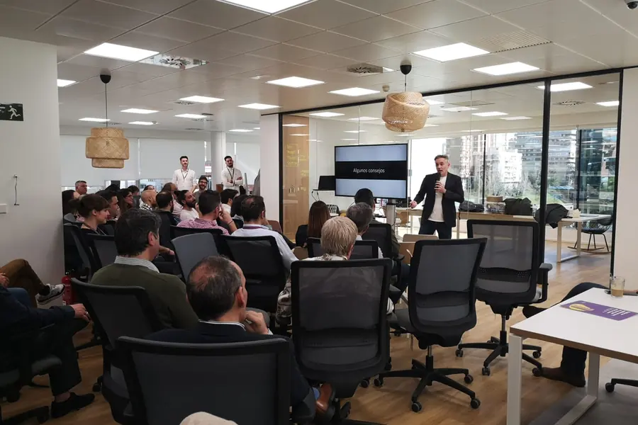 Actividad de Acuilae en la sala de reuniones de las oficinas de una empresa